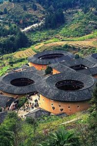 福建土楼：风水文化中的和谐共生建筑
