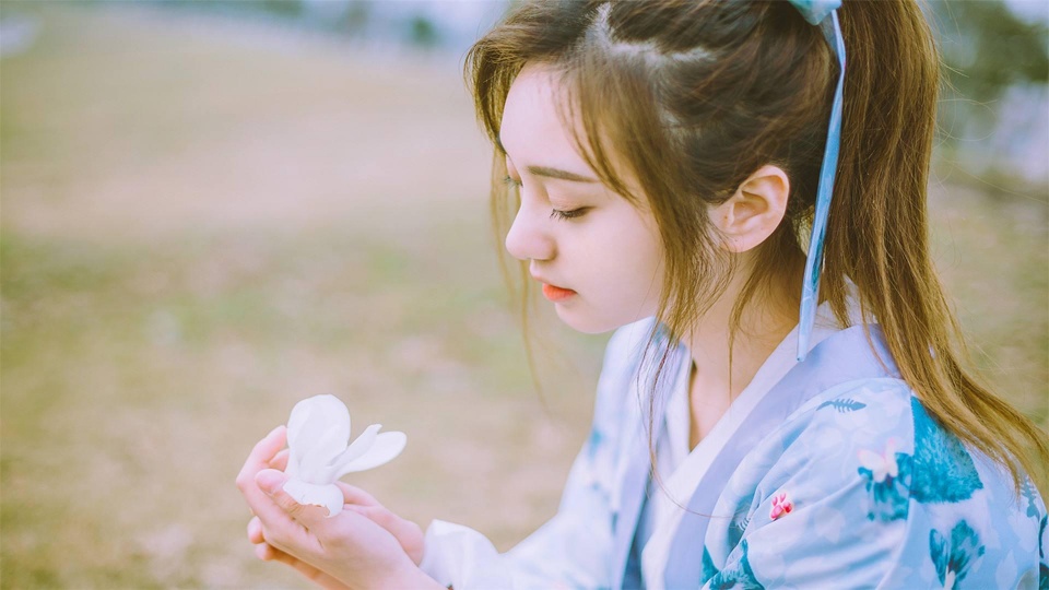 梦中顺产生女，好运降临预示事业爱情！
