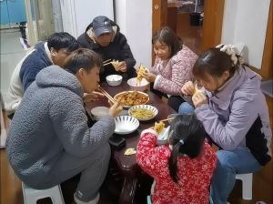 吃饭也要连在一起：吃饭，心灵相连