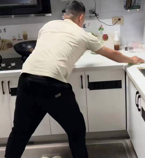 老婆做饭老公洗碗：老婆做饭，老公洗碗的温馨模式
