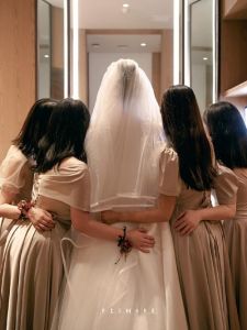 婚礼当天伴郎玩伴娘：传统习俗的现代反思