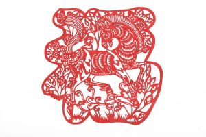 2025年生肖好运：鼠猴天秤双鱼财运旺，桃花盛开！