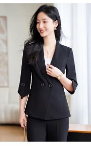 职场着装揭秘：揭开性格密码，探寻女性多彩世界