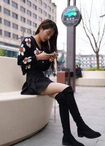 女人梦见被狗咬：梦境寓意及不同解读揭秘