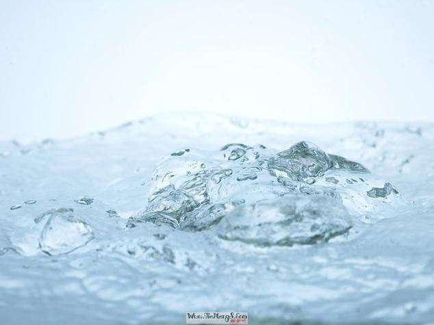 梦境解析：大地裂开泉水涌，揭秘潜意识焦虑与生活转折