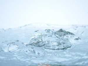梦境解析：大地裂开泉水涌，揭秘潜意识焦虑与生活转折