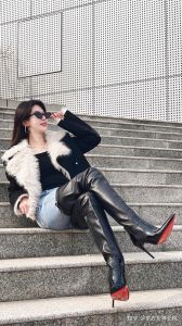 破除长靴刻板印象：女性不应被外表定义