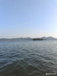 女性梦见水：财运预示与周公解梦揭秘