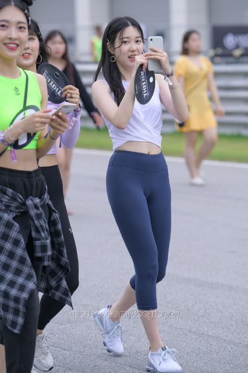 时尚运动装：女生独特穿搭与生活态度