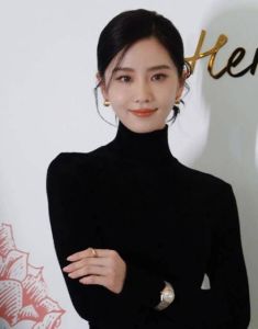 揭秘黑色衣橱：性格密码大揭秘