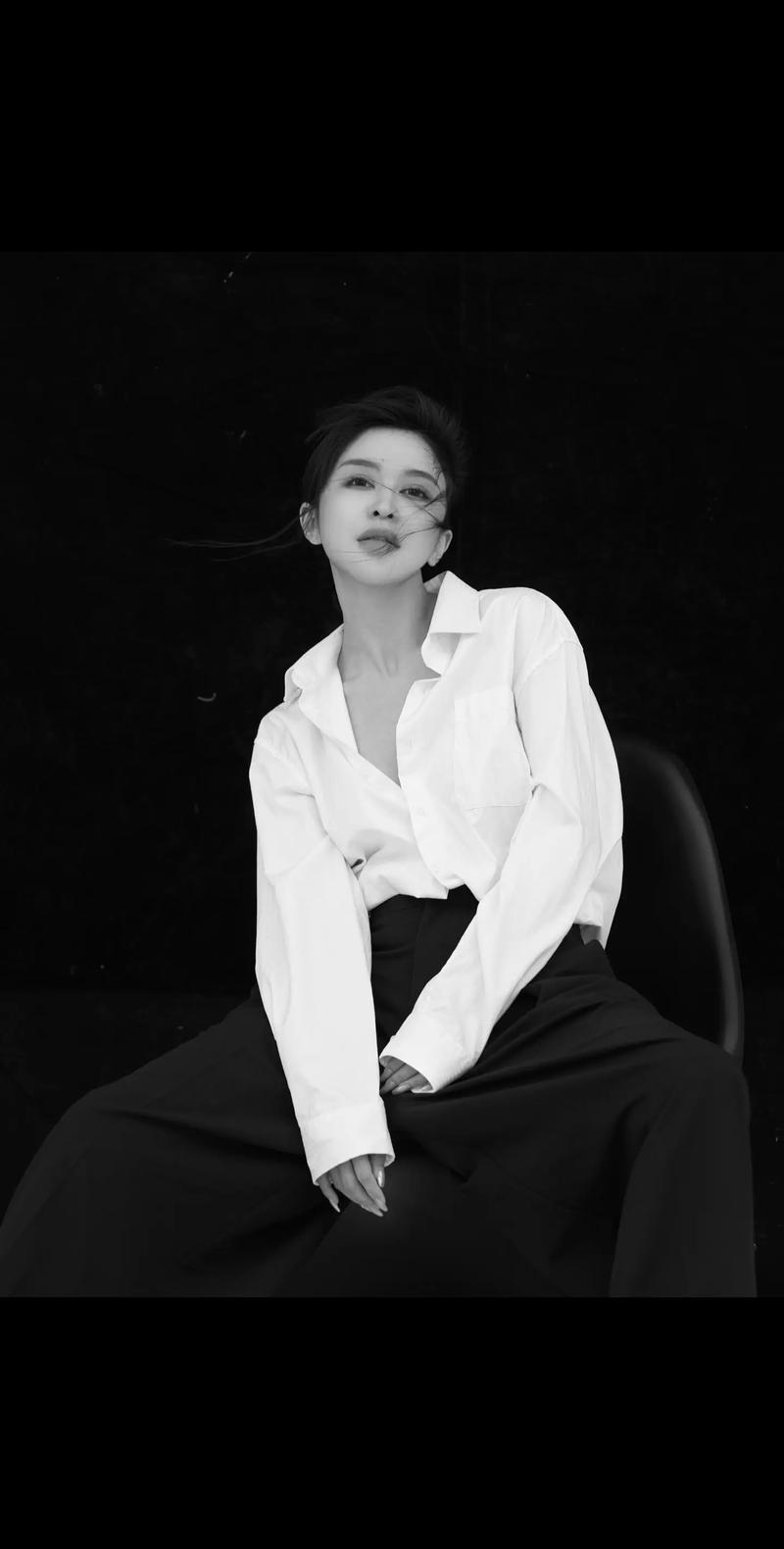 黑白灰穿搭哲学：揭秘简约时尚密码
