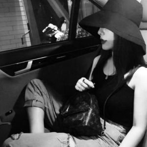 黑白穿搭背后的独特性格：女性的经典与个性之旅