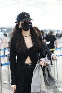 黑色穿搭气质解析：如何穿出气场与魅力
