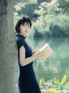 朴素装扮魅力解析：揭秘气质女孩穿搭技巧