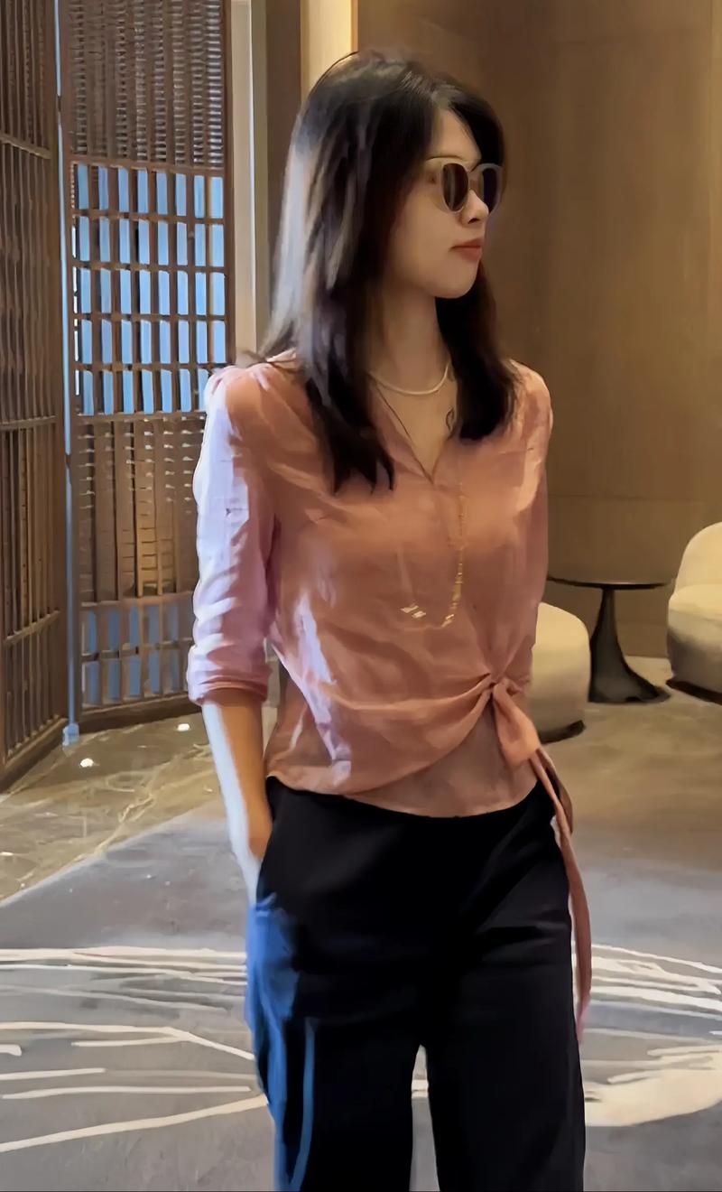 纯色服饰打造优雅绅士气质指南
