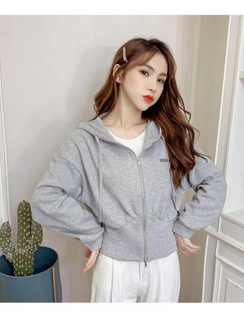 揭秘卫衣女孩：性格密码与穿搭秘籍