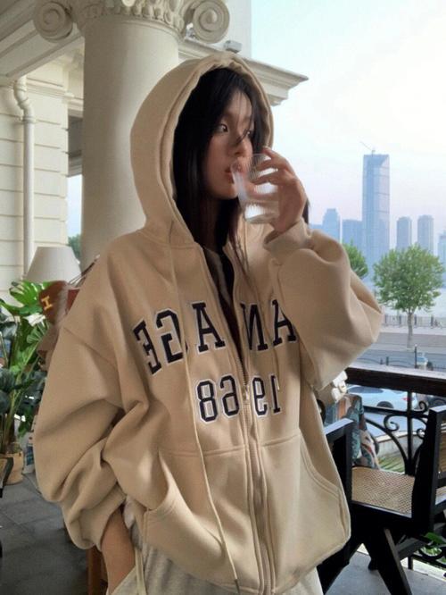 揭秘卫衣女孩：性格密码与穿搭秘籍