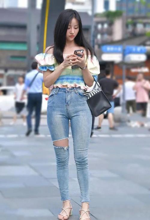 牛仔裤衬衫揭秘：服装与女性性格的秘密