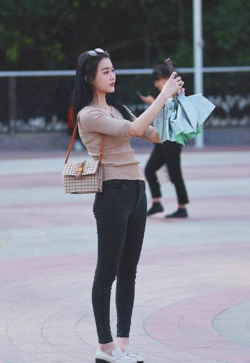 牛仔裤衬衫揭秘：服装与女性性格的秘密