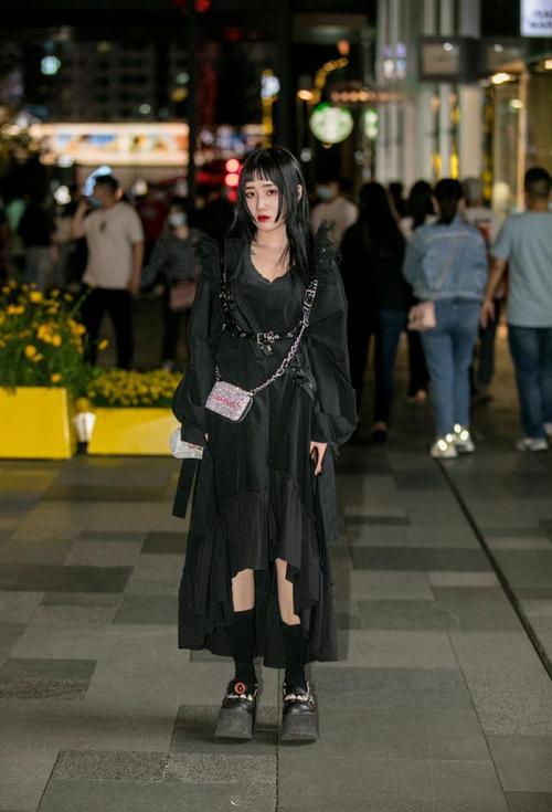 揭秘黑衣女性格：黑色背后的独立与神秘魅力