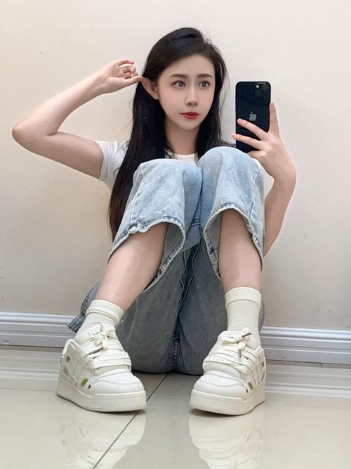 板鞋女生时尚态度揭秘：多样性格与潮流解析