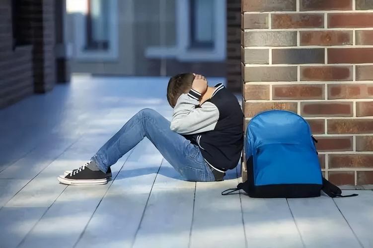 长期孤立心理影响解析：走出孤独，重拾自信之道