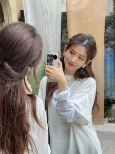 低调美女魅力揭秘：都市中的不凡气质