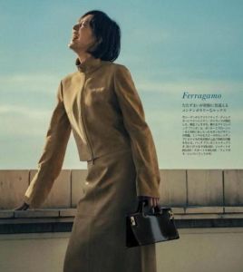 朴素中性感：揭秘气质女性的穿搭秘诀