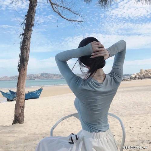 低调女生魅力揭秘：内敛之光，心动之谜