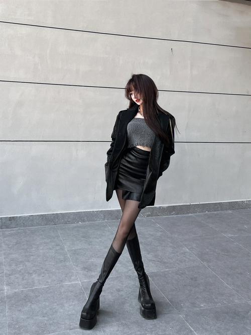 黑色着装深层含义：揭秘独立自信的秘密