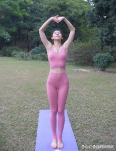 揭秘：鲜艳服饰女性的性格密码与时尚态度