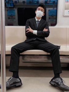 正装男士心理揭秘：盔甲下的完美追求