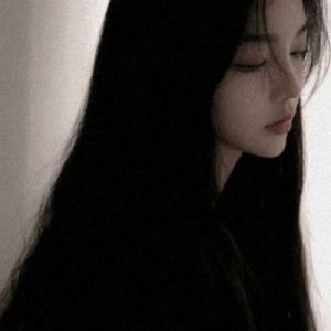 暗色系女生性格揭秘：神秘优雅的智慧魅力