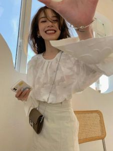素色女孩：内敛独立，简约经典的魅力世界