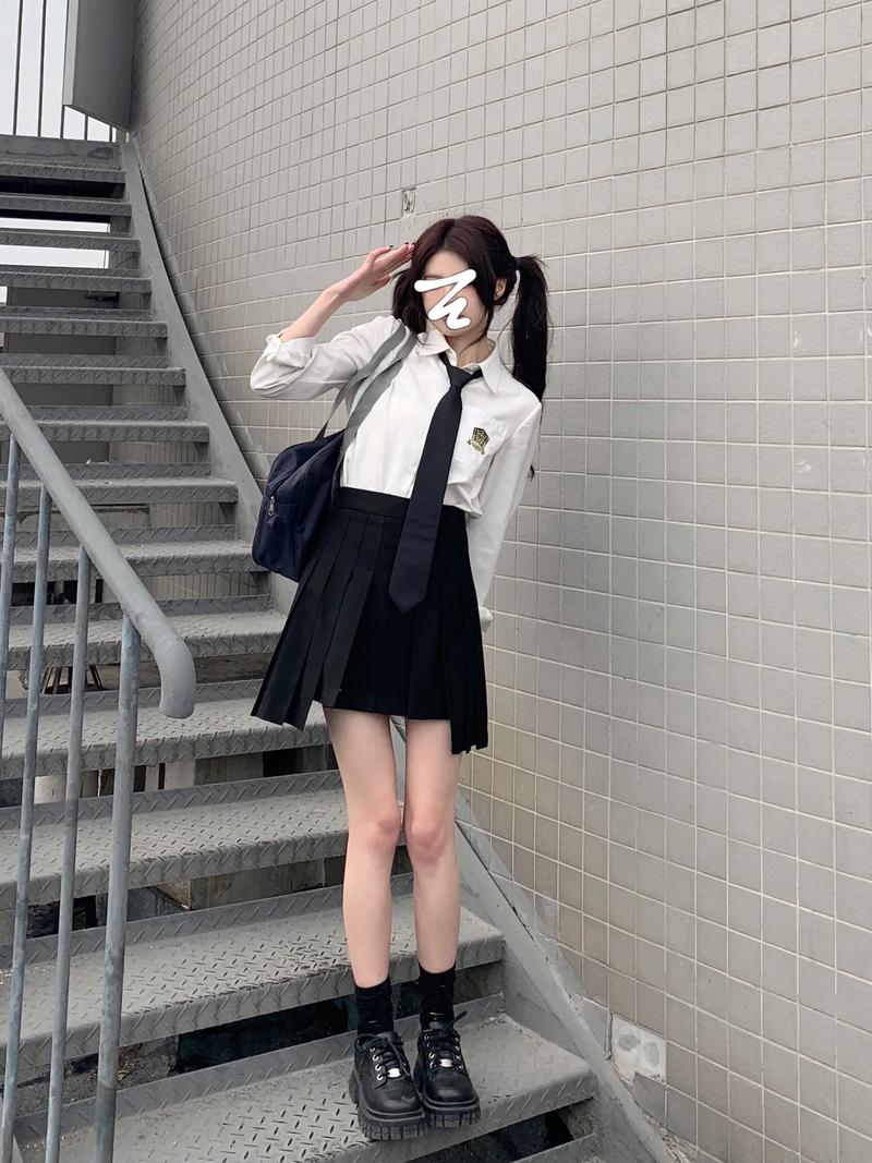 素色女孩：内敛独立，简约经典的魅力世界