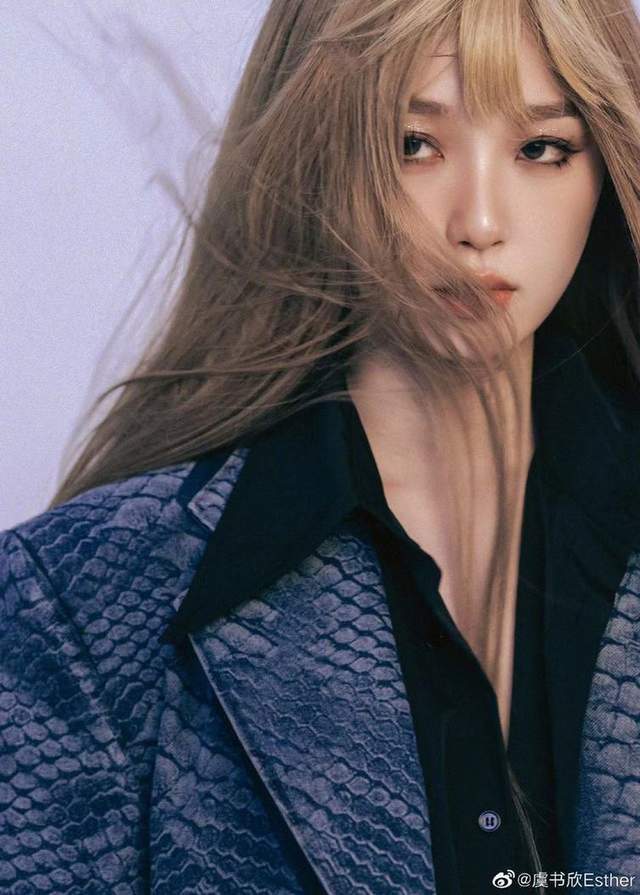 揭秘：喜欢纯色服饰女生的性格秘密与时尚魅力