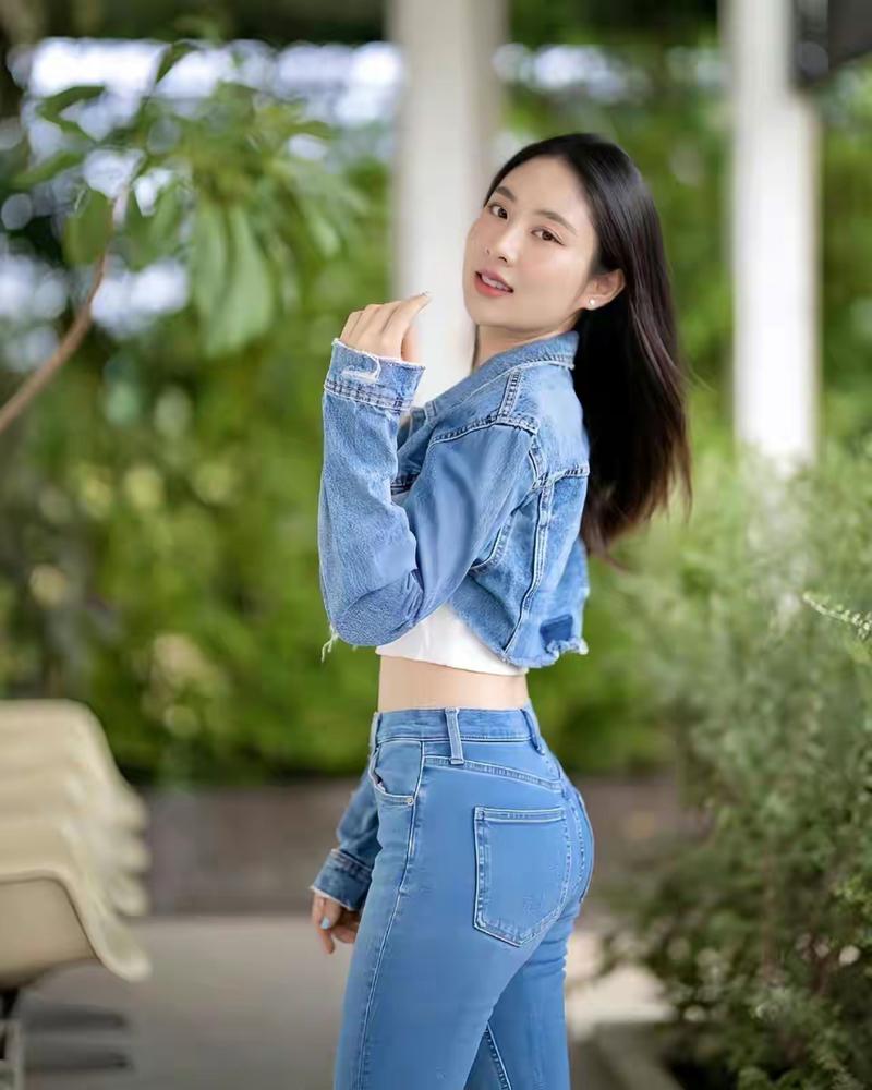 解码牛仔风潮：女性时尚密码解析