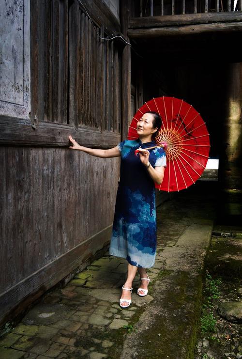 桃花村传奇：翠花与李逸的爱情画卷