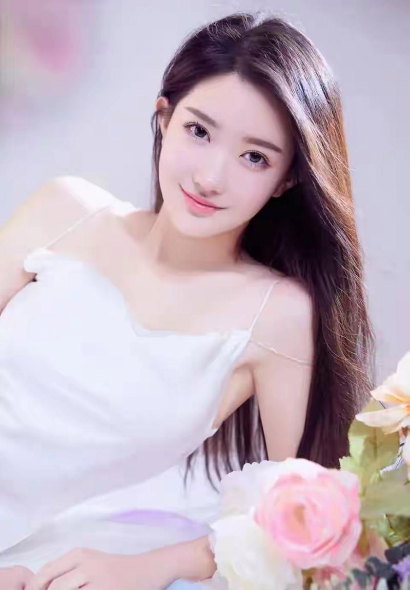 艳丽女性：自信色彩与社会进步
