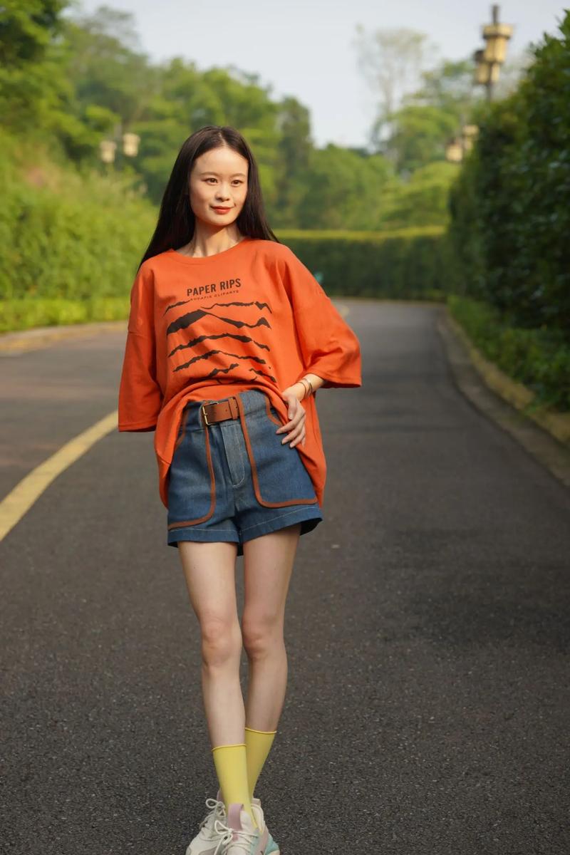 色彩穿搭解码：揭秘五颜六色女生的个性与魅力