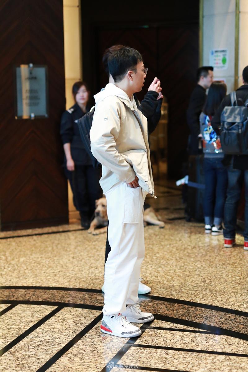 男性白色穿搭印象与情感层次揭秘
