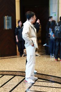 男性白色穿搭印象与情感层次揭秘