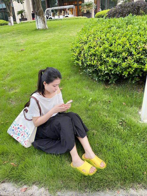 拖鞋时尚解析：揭秘女生穿拖鞋出门的个性魅力
