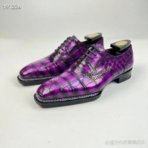 鞋履见证人生：款式颜色与命运走向