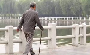 走路姿态揭秘性格：拖着脚的人的内心世界