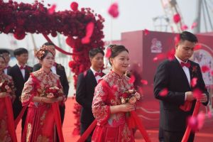传统与现代交融婚礼：欢乐温馨见证爱情