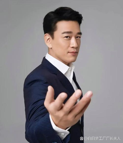 厚嘴唇男性：社交明星的财运面相解析