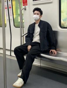 揭秘男人看鞋：鞋子里的性格与社会秘密
