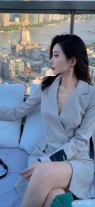 暗色服饰性格密码：揭秘女性内心情感与生活态度