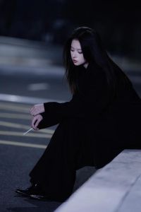 深色系女孩独特魅力揭秘：色彩中的性格密码